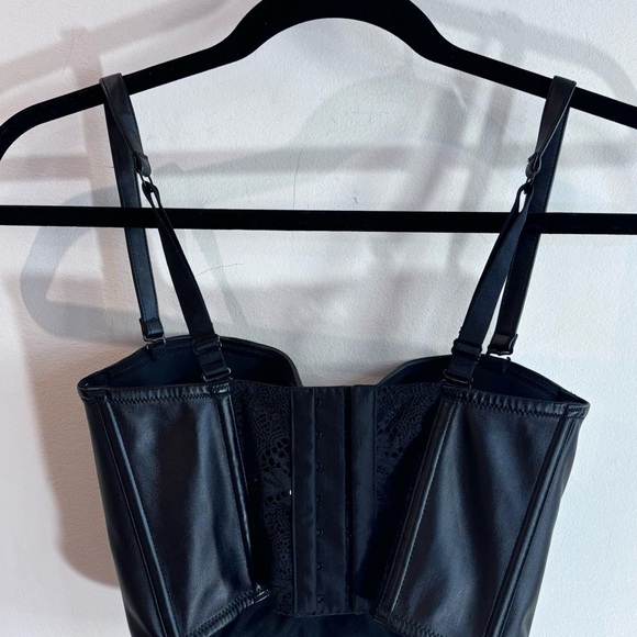 VICTORIA’S SECRET Sz 32C Bra Bustier Faux Leather Adjustable Back And Straps - Picture 5 of 11
